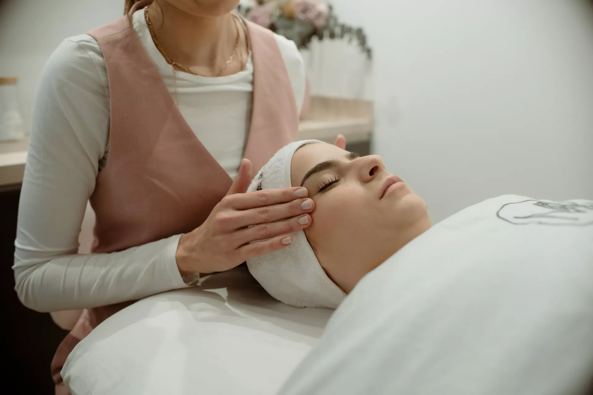 Mujer recibiendo un masaje facial