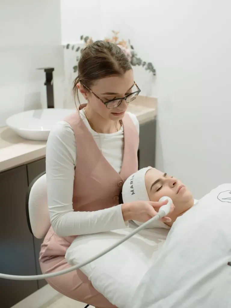 Mujer recibiendo sesión de Hidrainfusión 3.0