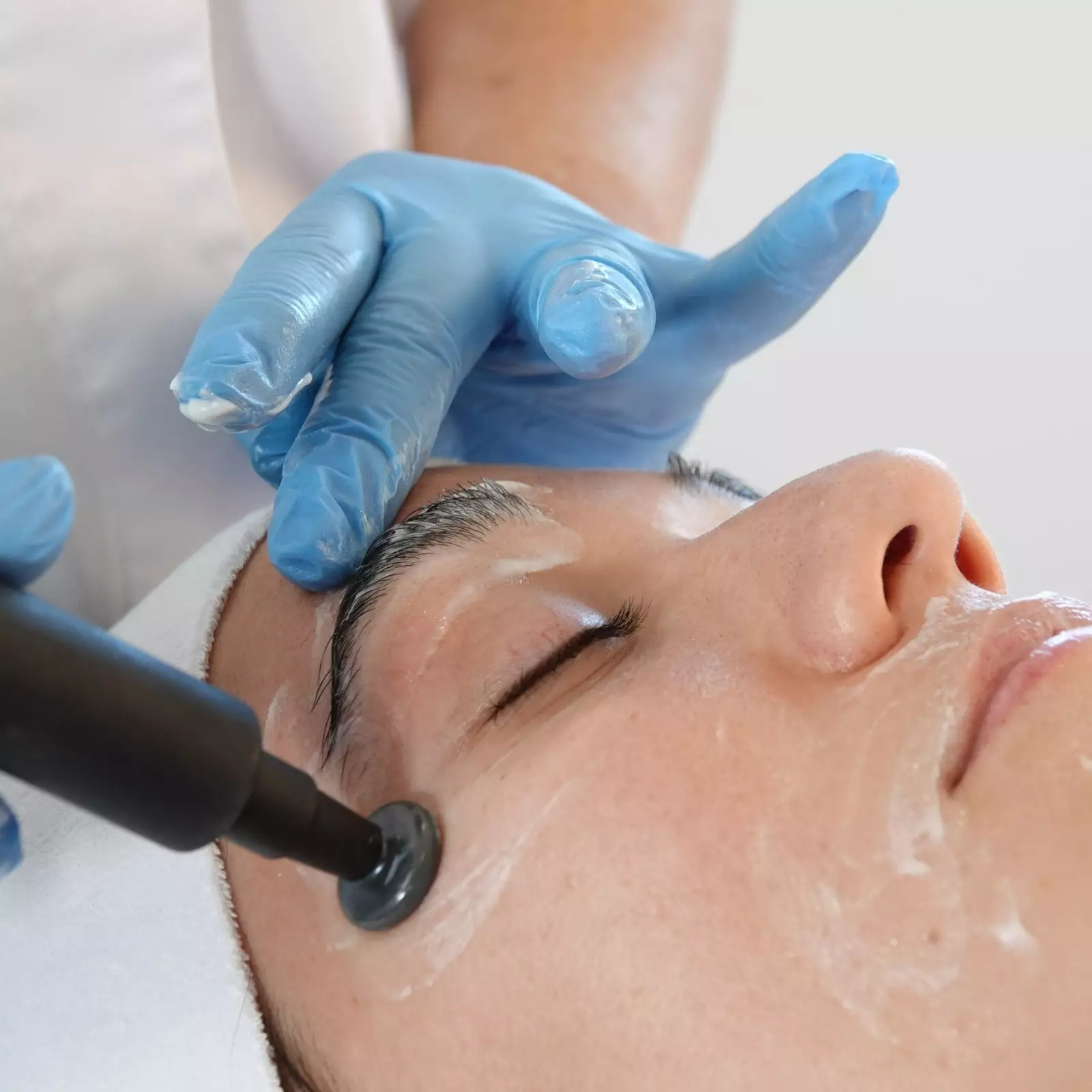 Mujer recibiendo sesión Indiba facial