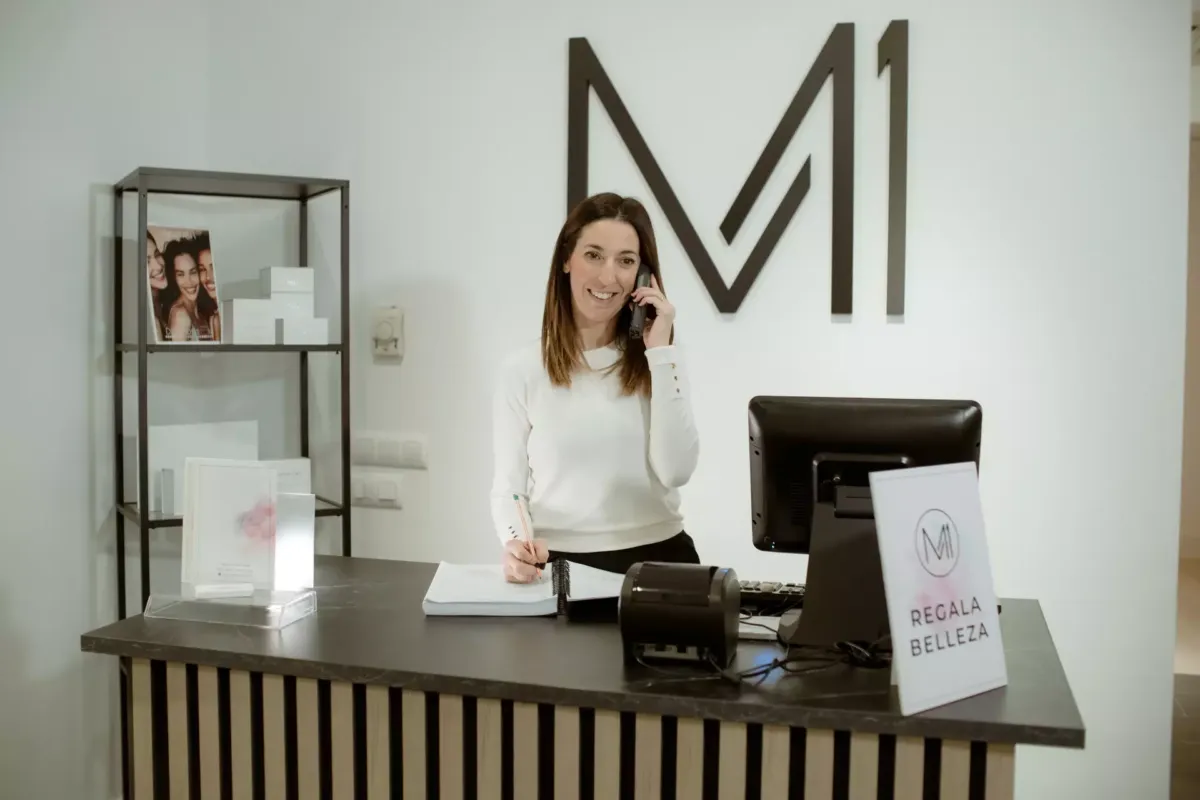 Davinia atendiendo una llamada en la recepción