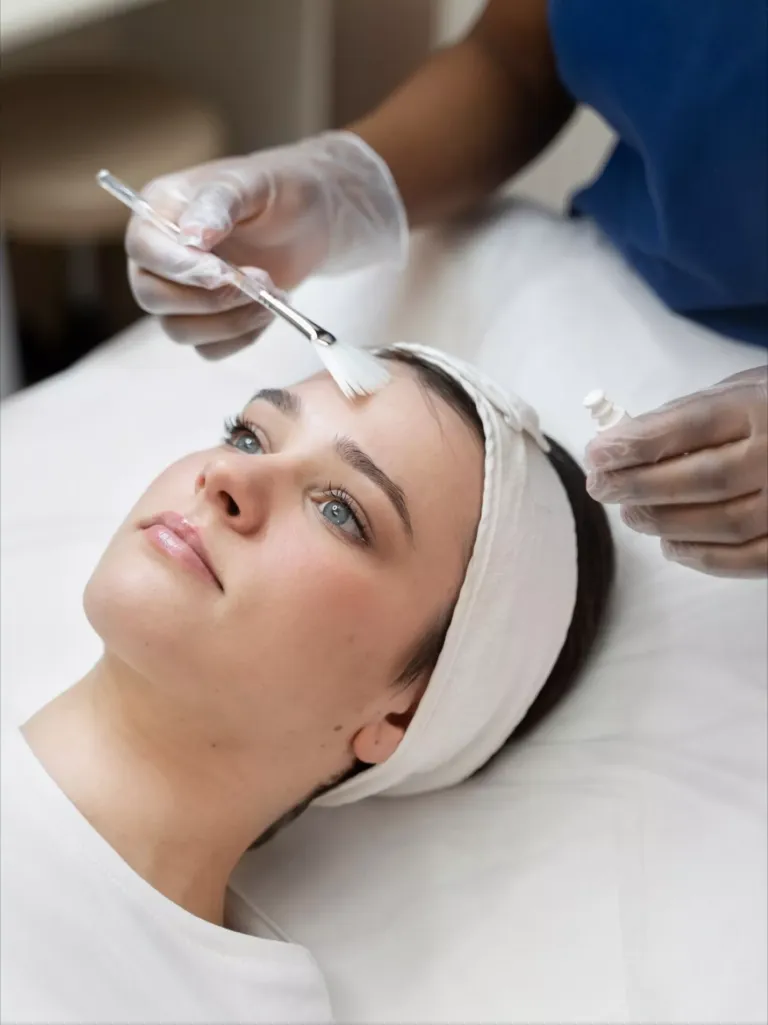 Mujer recibiendo sesión de peeling químico