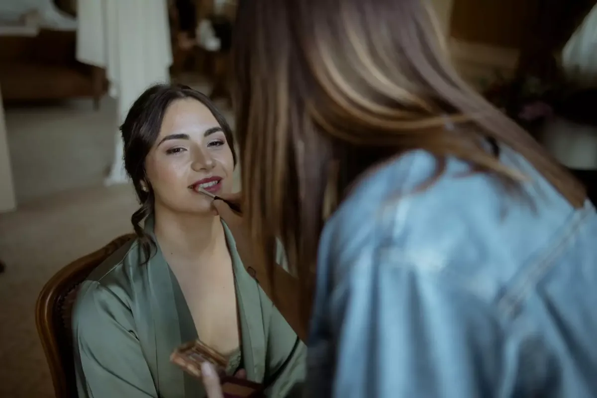 Mujer durante una sesión de maquillaje
